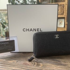 ✨🌺Authentic Classic CHANEL Camellia Wallet🌺✨